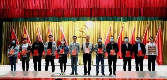 滕海清被调往师部当排长,本是降级任用,一看部下把他乐坏了